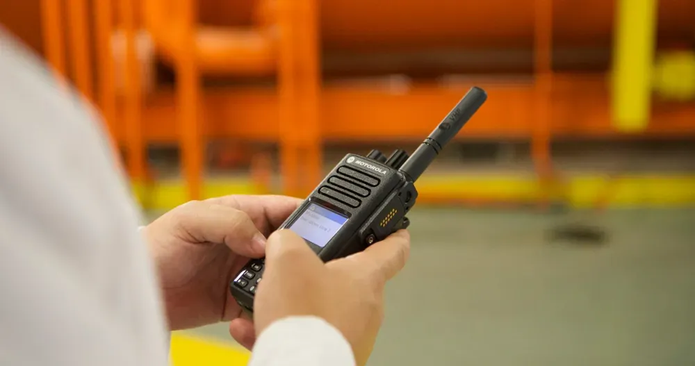 Radio de dos vías Motorola en operación